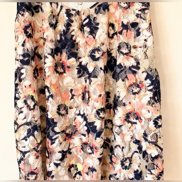 L/G Xhilaration Keyhole Floral Crochet Tank Top - Picture 4 of 5